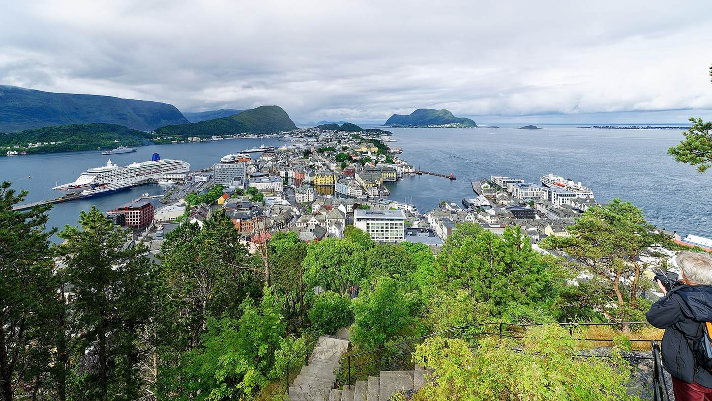 Panorama Ålesund i archipelagu Sunnmøre z morzem w tle
