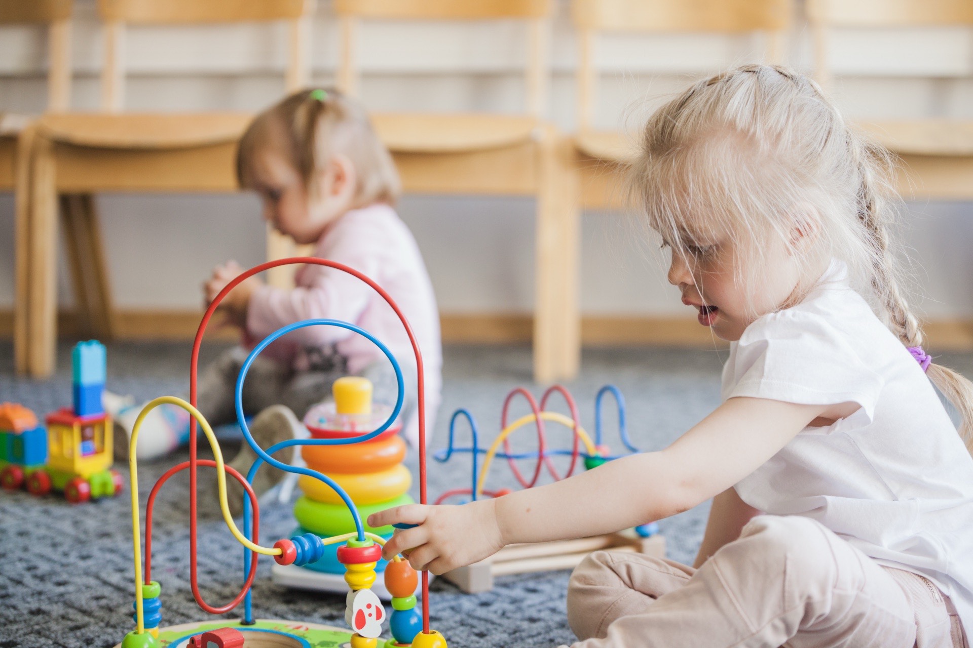 Dzieci w norweskim przedszkolu bawiące się zabawkami edukacyjnymi