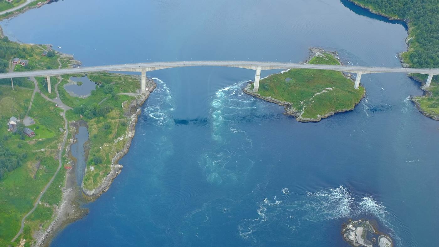 Saltstraumen — wiry pływowe widziane z powietrza, z mostem nad cieśniną