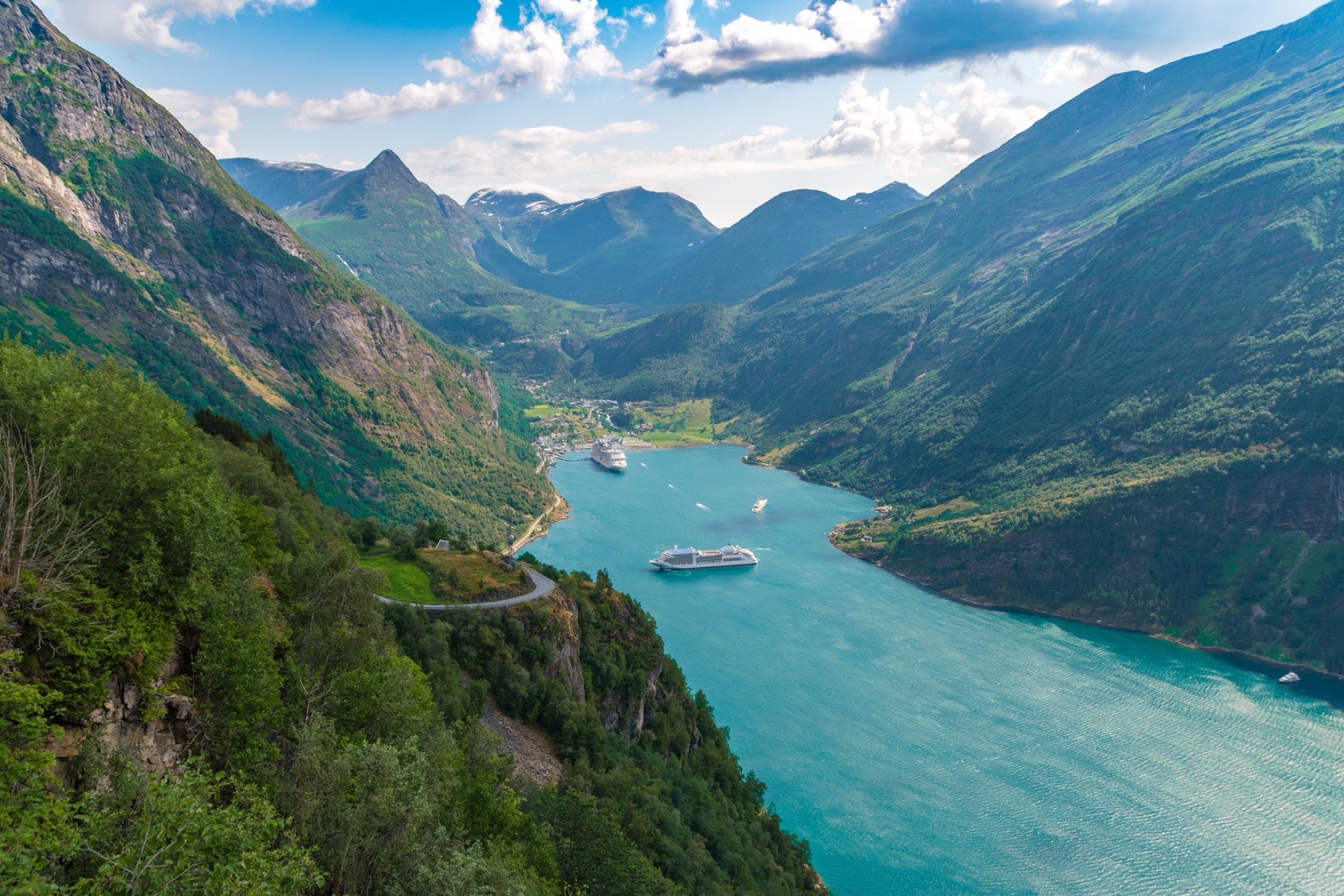 Widok z lotu ptaka na Geirangerfjord w Norwegii – idealne miejsce do wędkowania morskiego