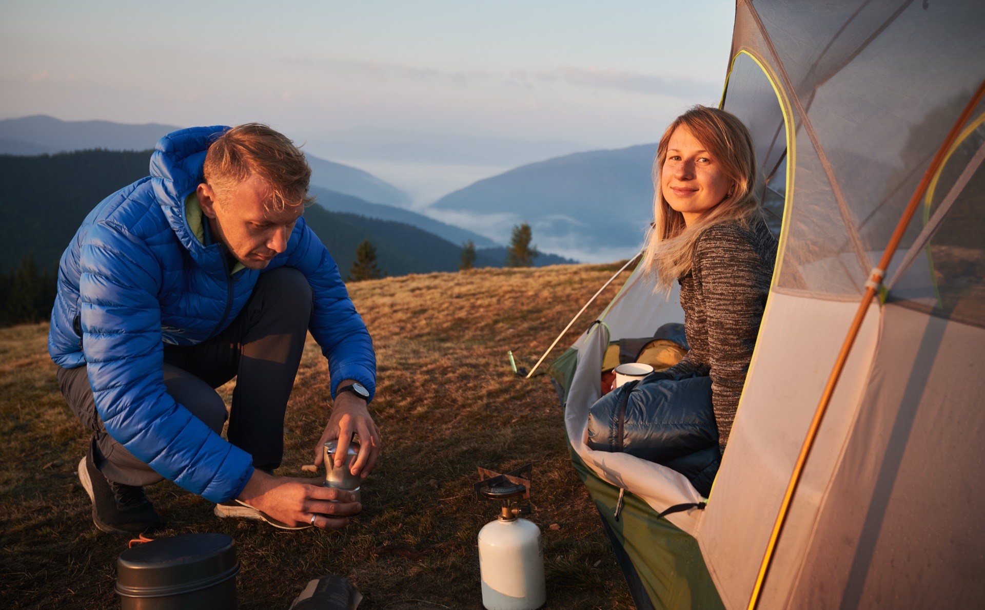 Para obozująca przy namiocie w górach – friluftsliv w Norwegii