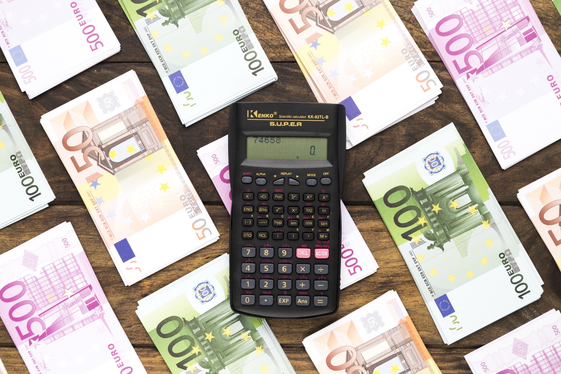 Kalkulator i banknoty – kontantstøtte jako wsparcie finansowe rodziny