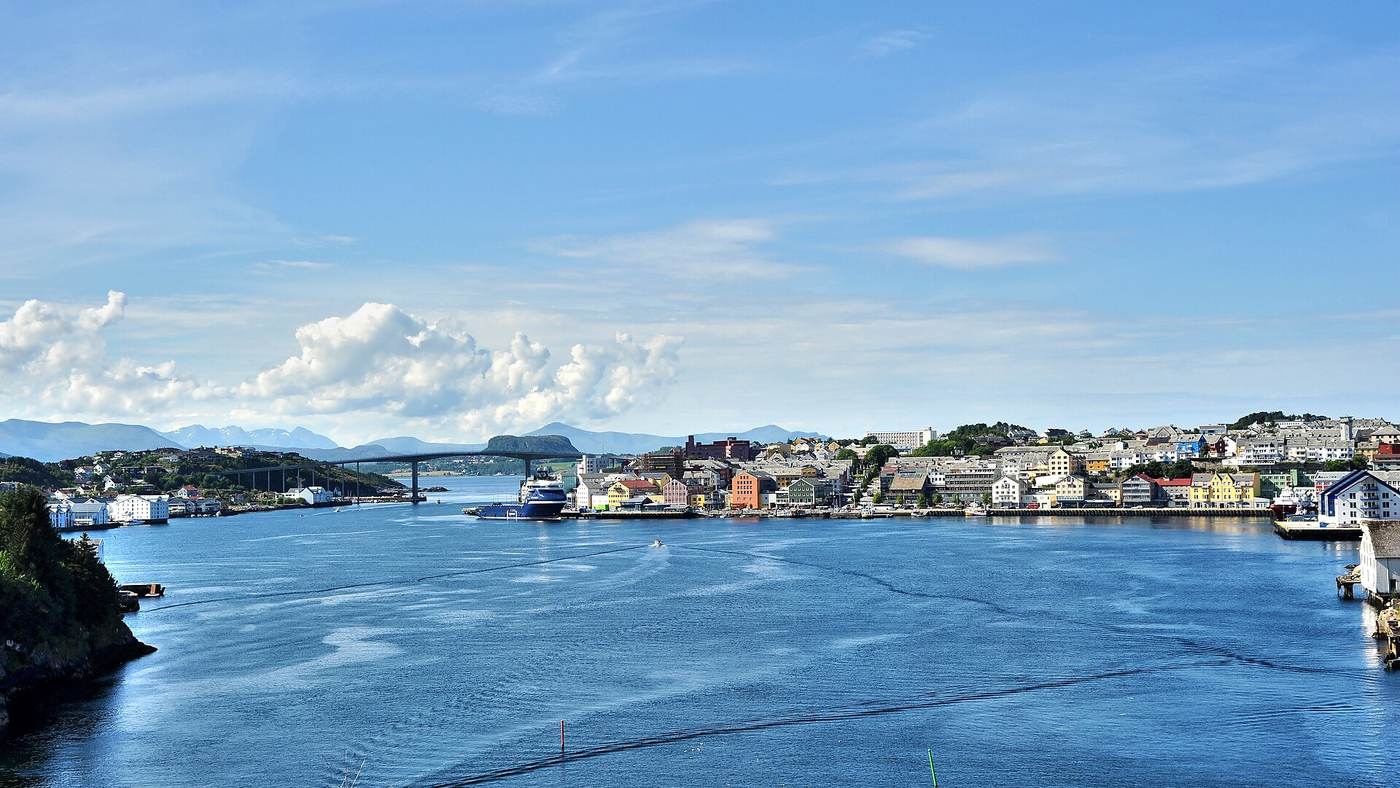 Port w Kristiansund z mostem i kolorową zabudową nad wodą