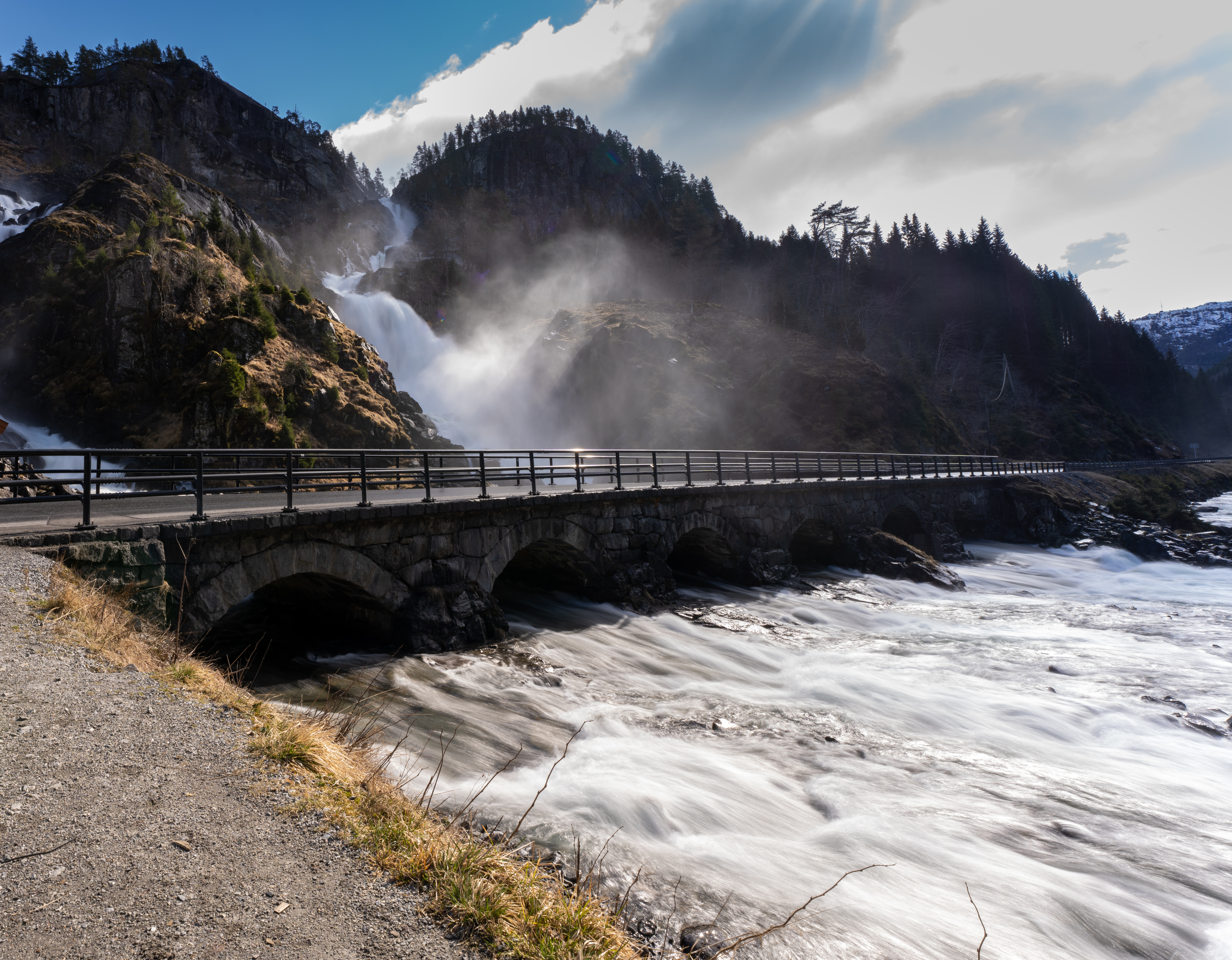 Låtefossen — widok z drogi Rv13