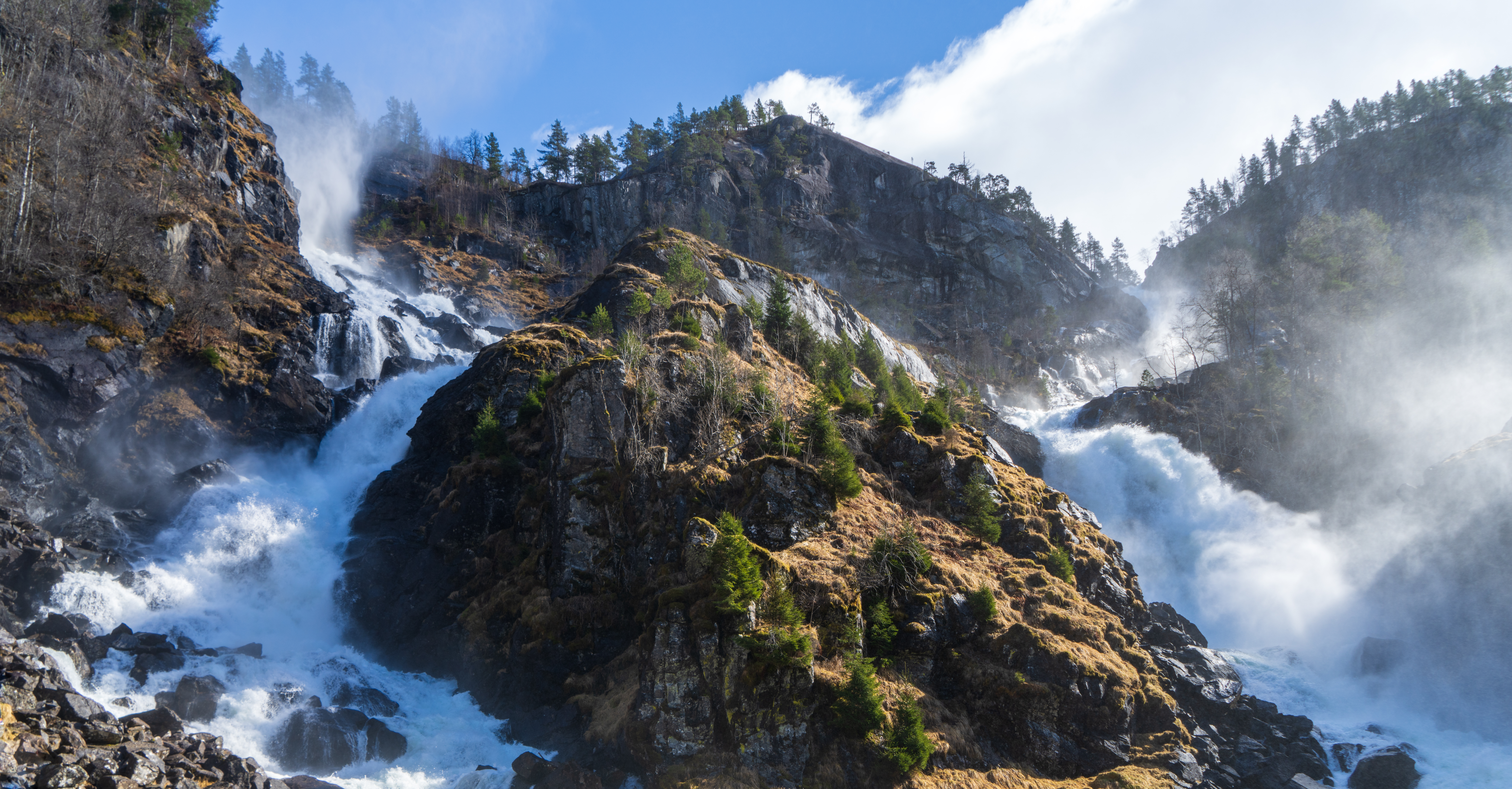 Låtefossen — jesień w dolinie Oddadalen