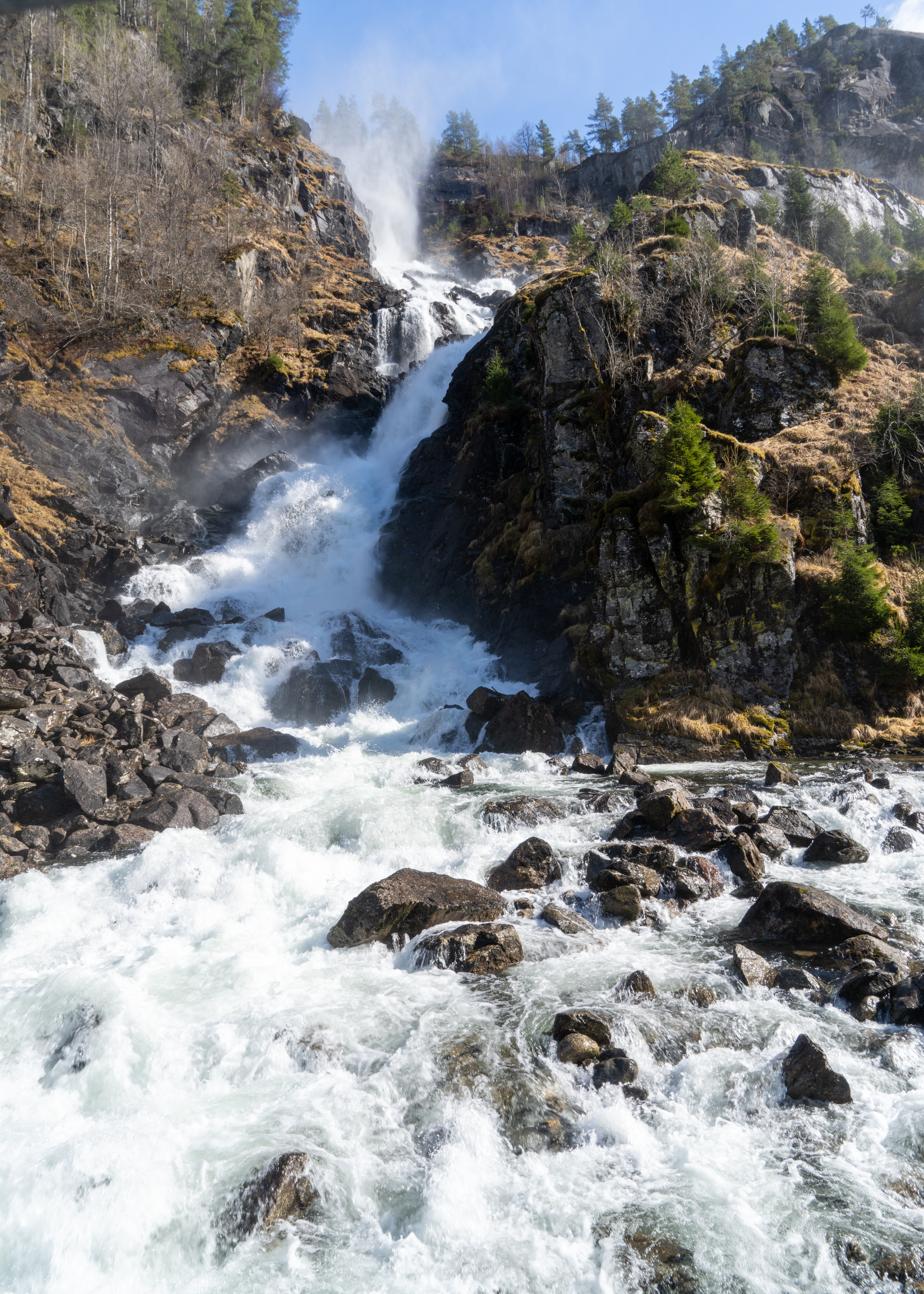 Låtefossen — tęcza nad wodospadem