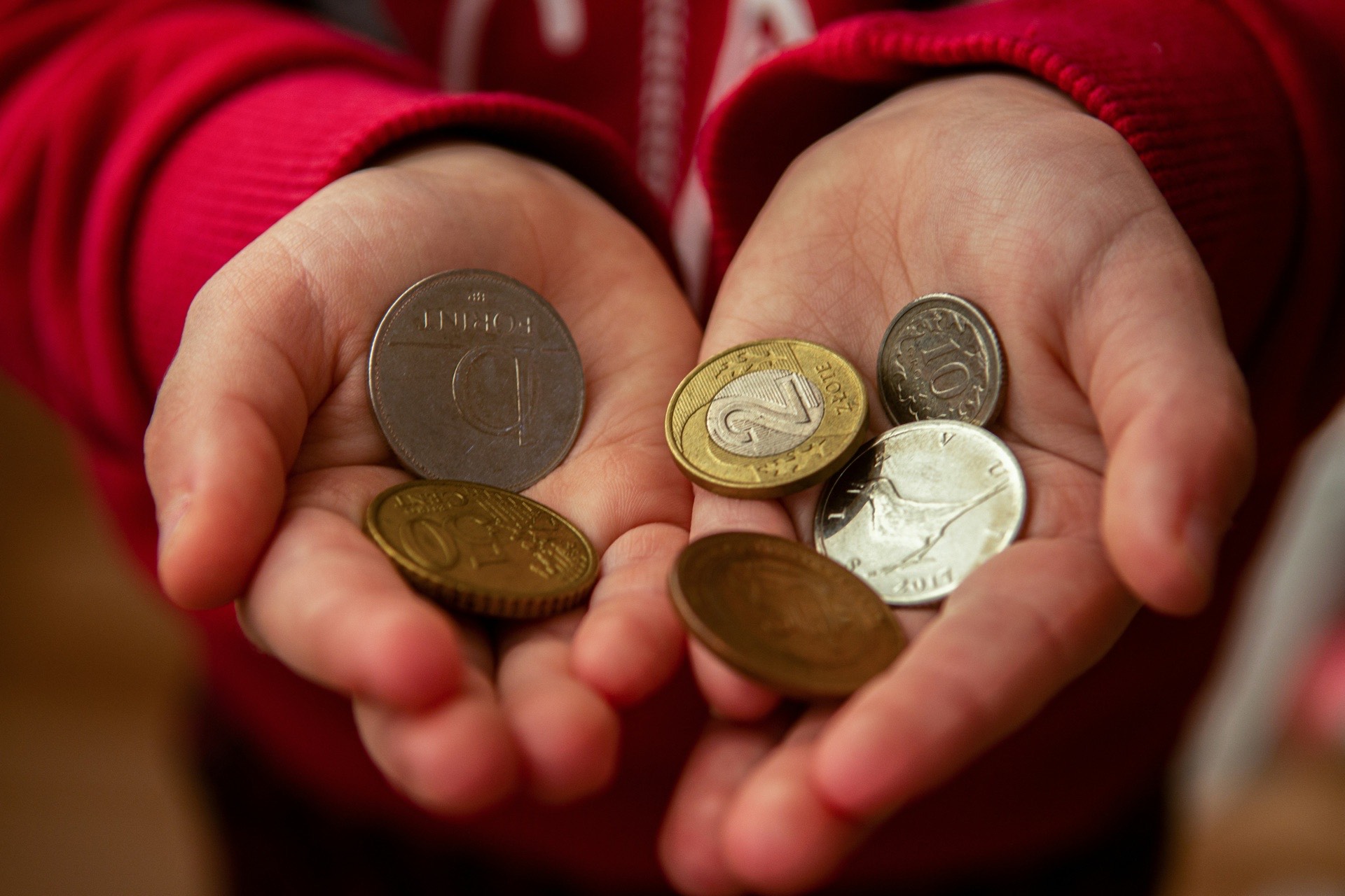Ojciec opiekuje się chorym dzieckiem w domu w Norwegii