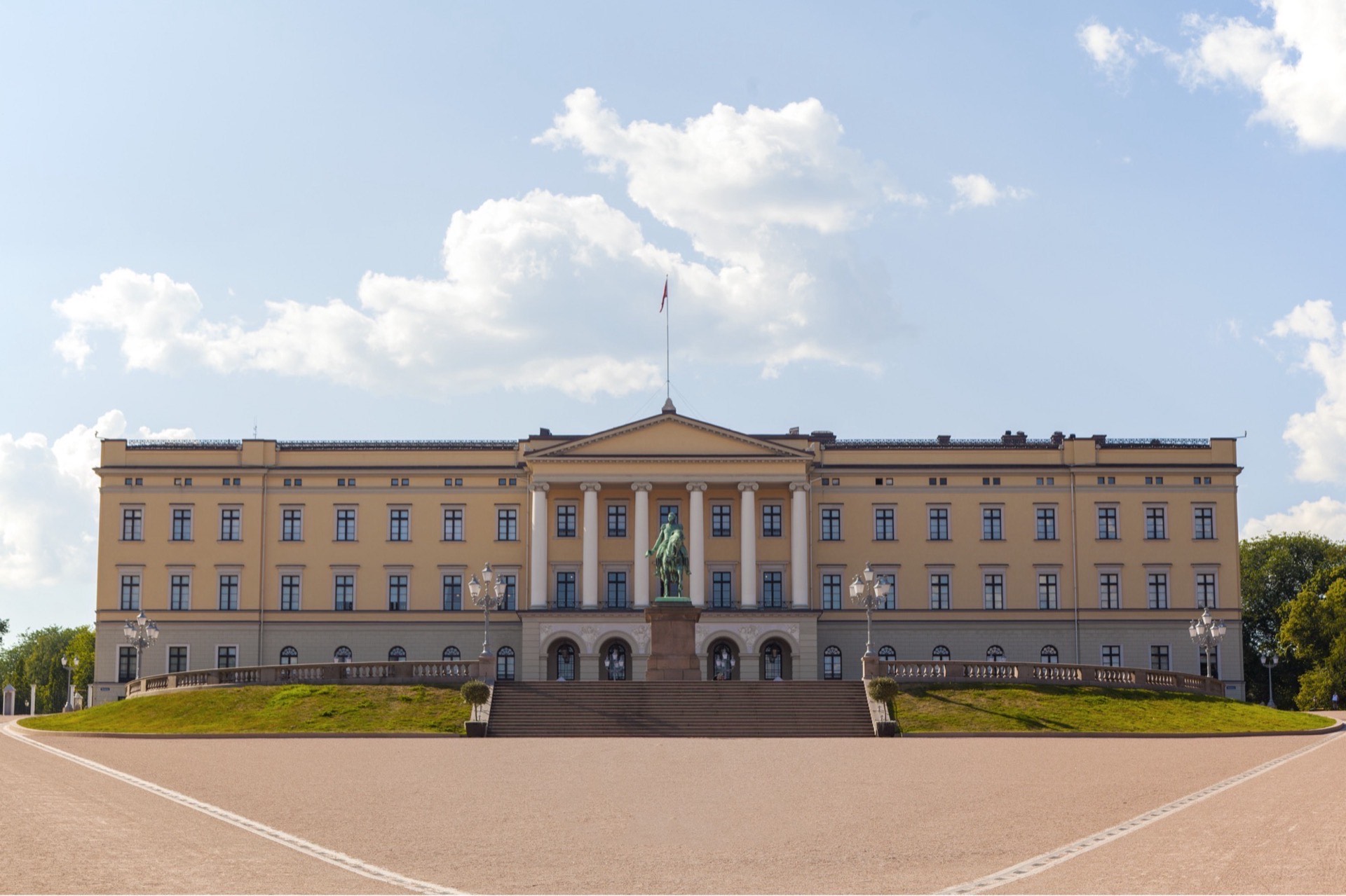 Pałac Królewski w Oslo widziany od strony Karl Johans gate