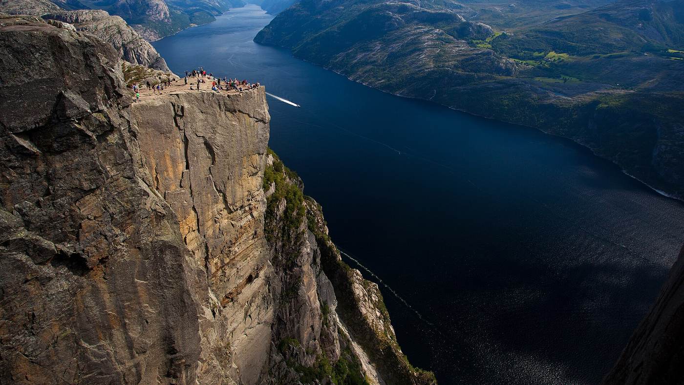 Płyta skalna Preikestolen nad Lysefjordem z turystami na krawędzi
