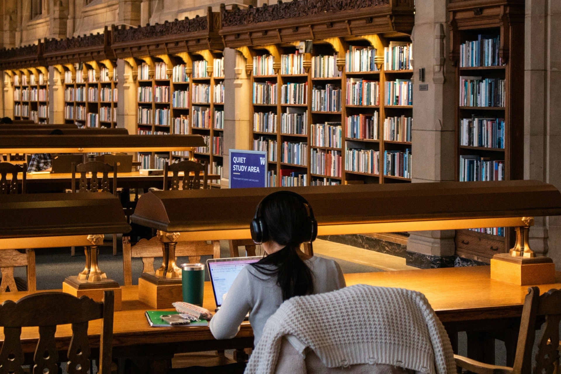 Studenci na kampusie norweskiej uczelni