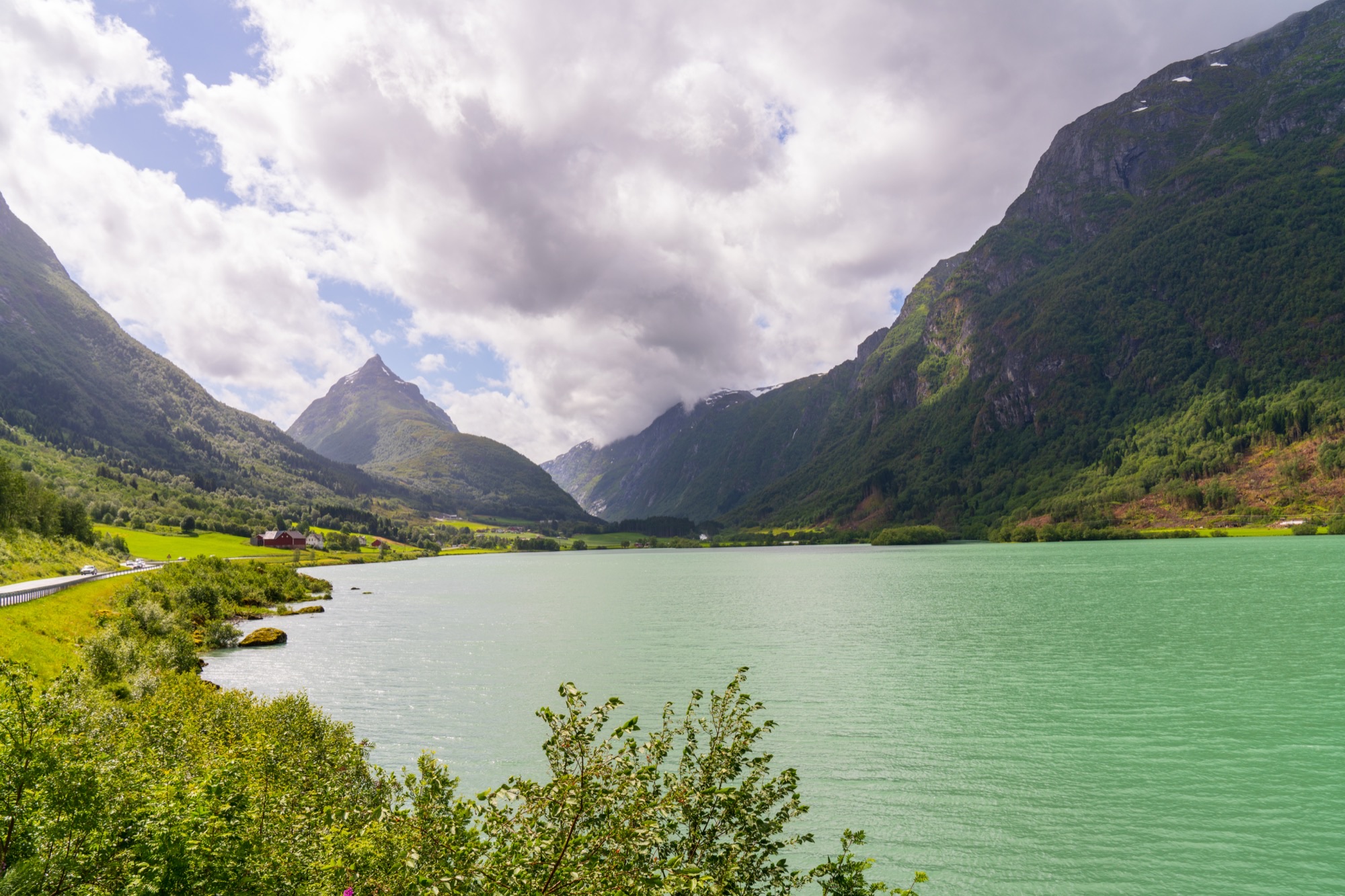 Widok na fiord i góry w regionie Sunnfjord