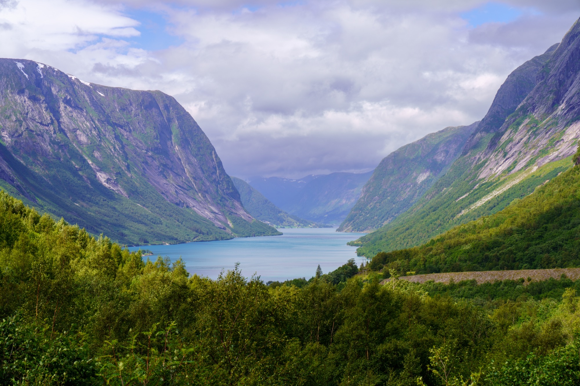 Fotograficzny krajobraz Sunnfjord – fiordy i góry zachodniej Norwegii