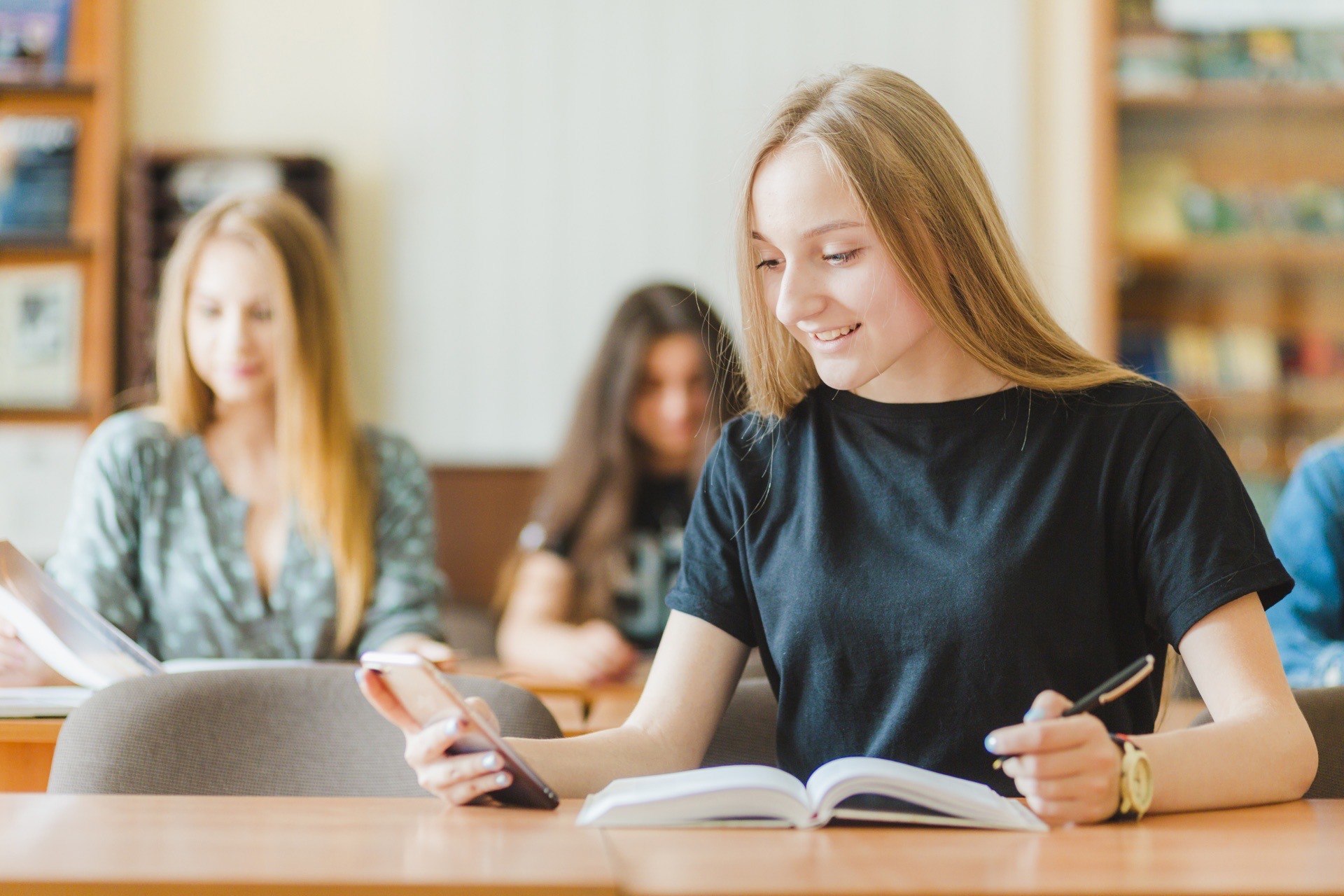 Uczniowie korzystający z technologii na lekcji