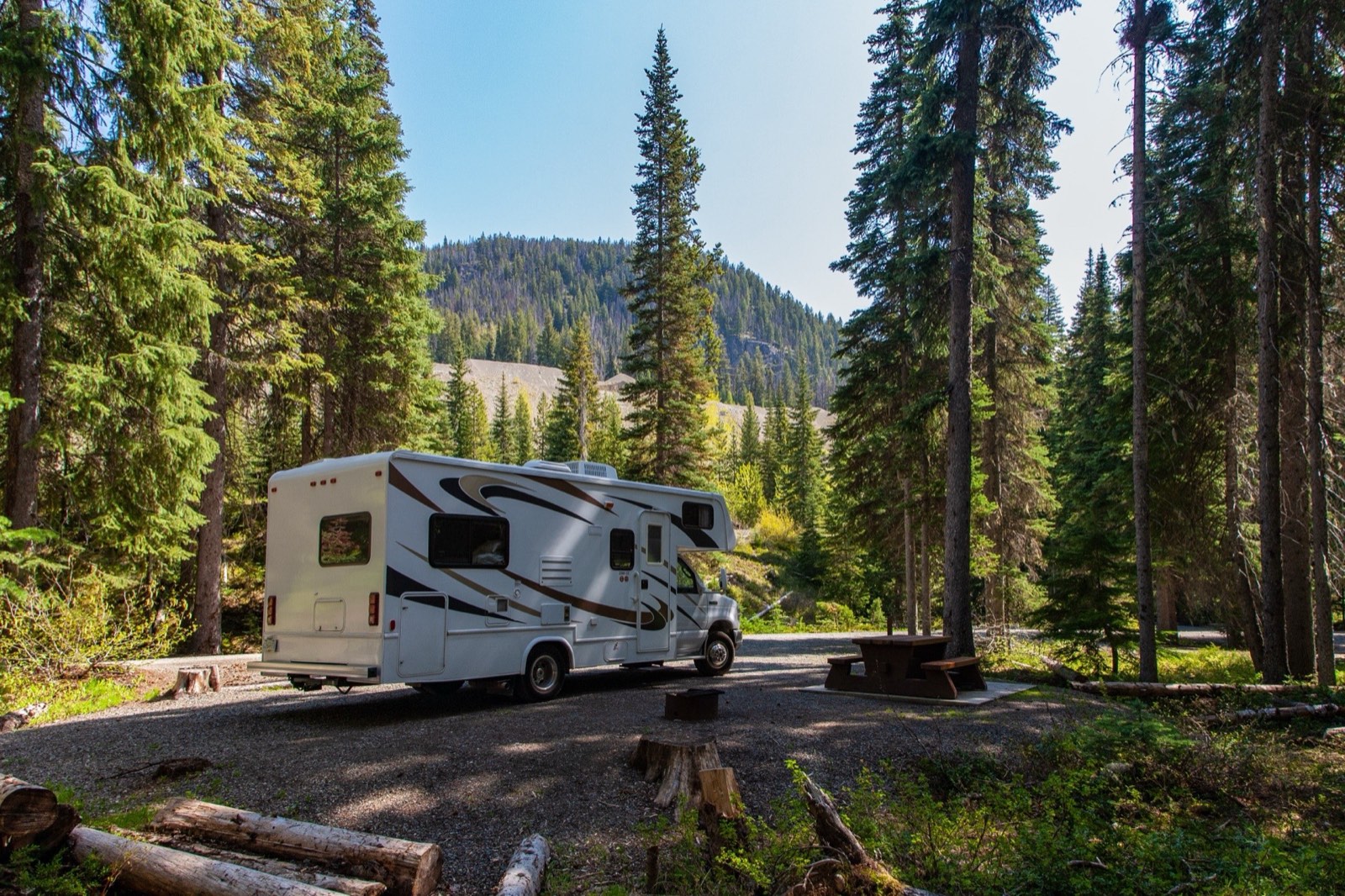 Kempingowe RV i namiot na tle gór w Norwegii