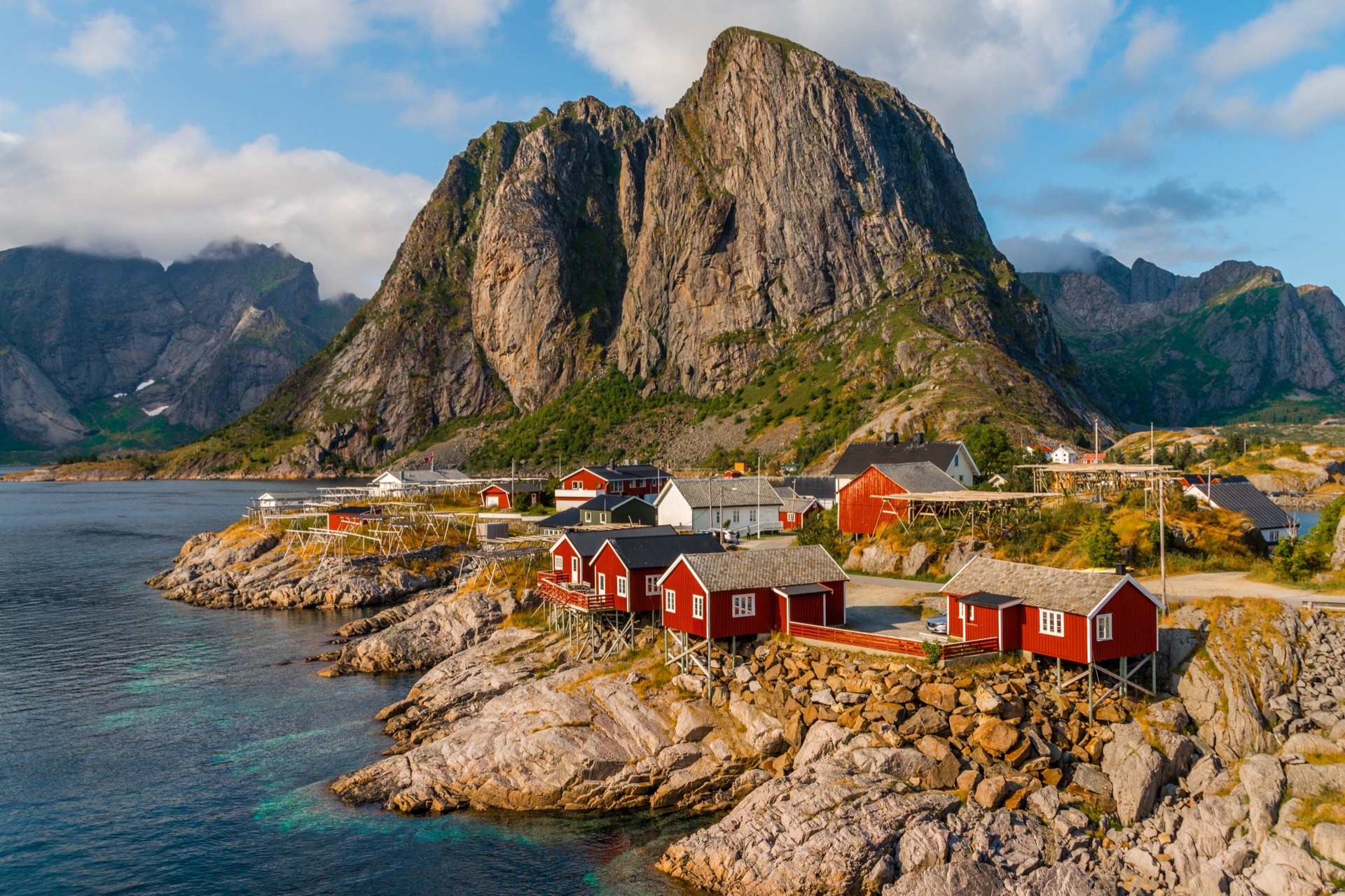Czerwone domki rybackie nad wodą w Hamnøy na Lofotach, Norwegia