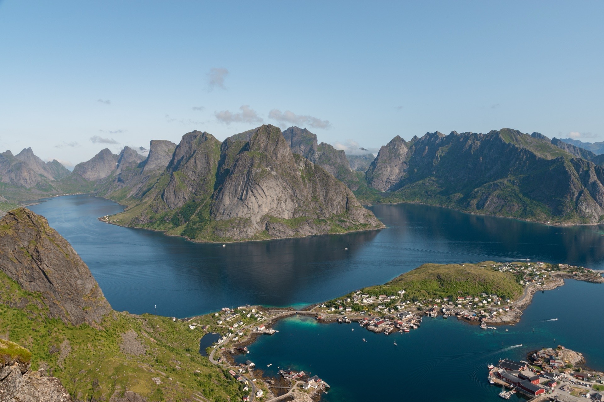 Panoramiczny widok na Reine Island i góry na Lofotach w Norwegii