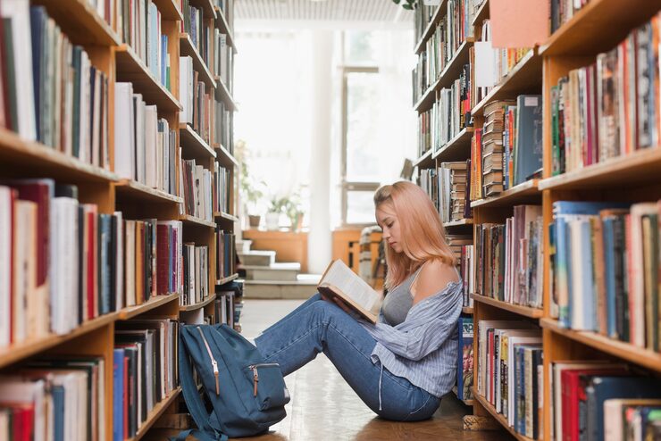 Osoba czytająca w bibliotece