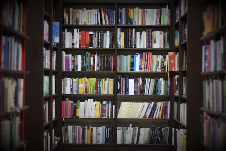 Regały z książkami w bibliotece