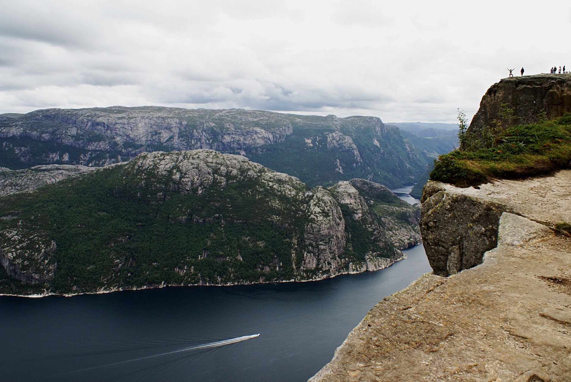 Klify Preikestolen nad jeziorem w pobliżu Stavanger w Norwegii
