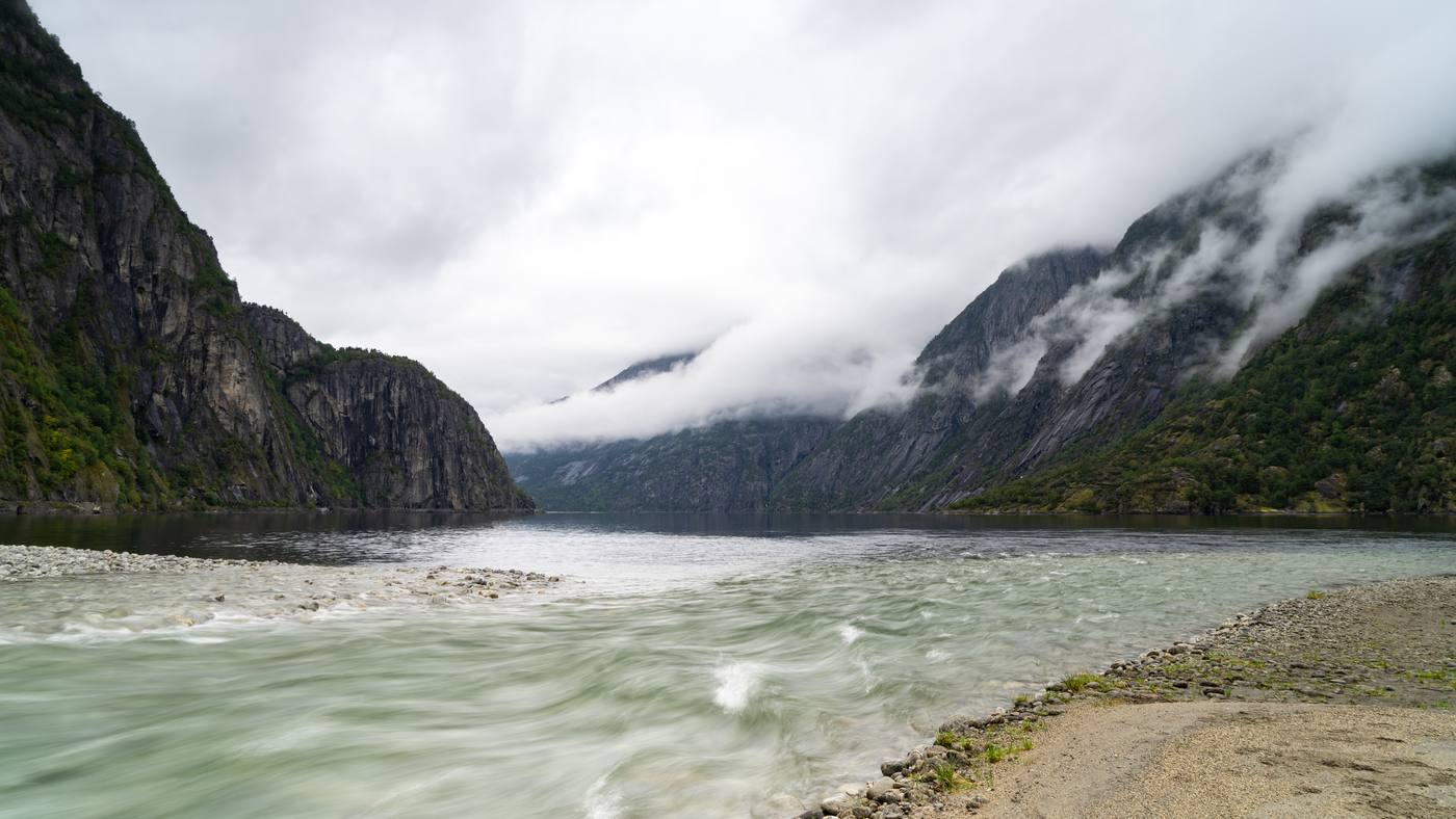 Szeroki widok na dolinę Eidfjord z mleczną wodą spływającą z gór