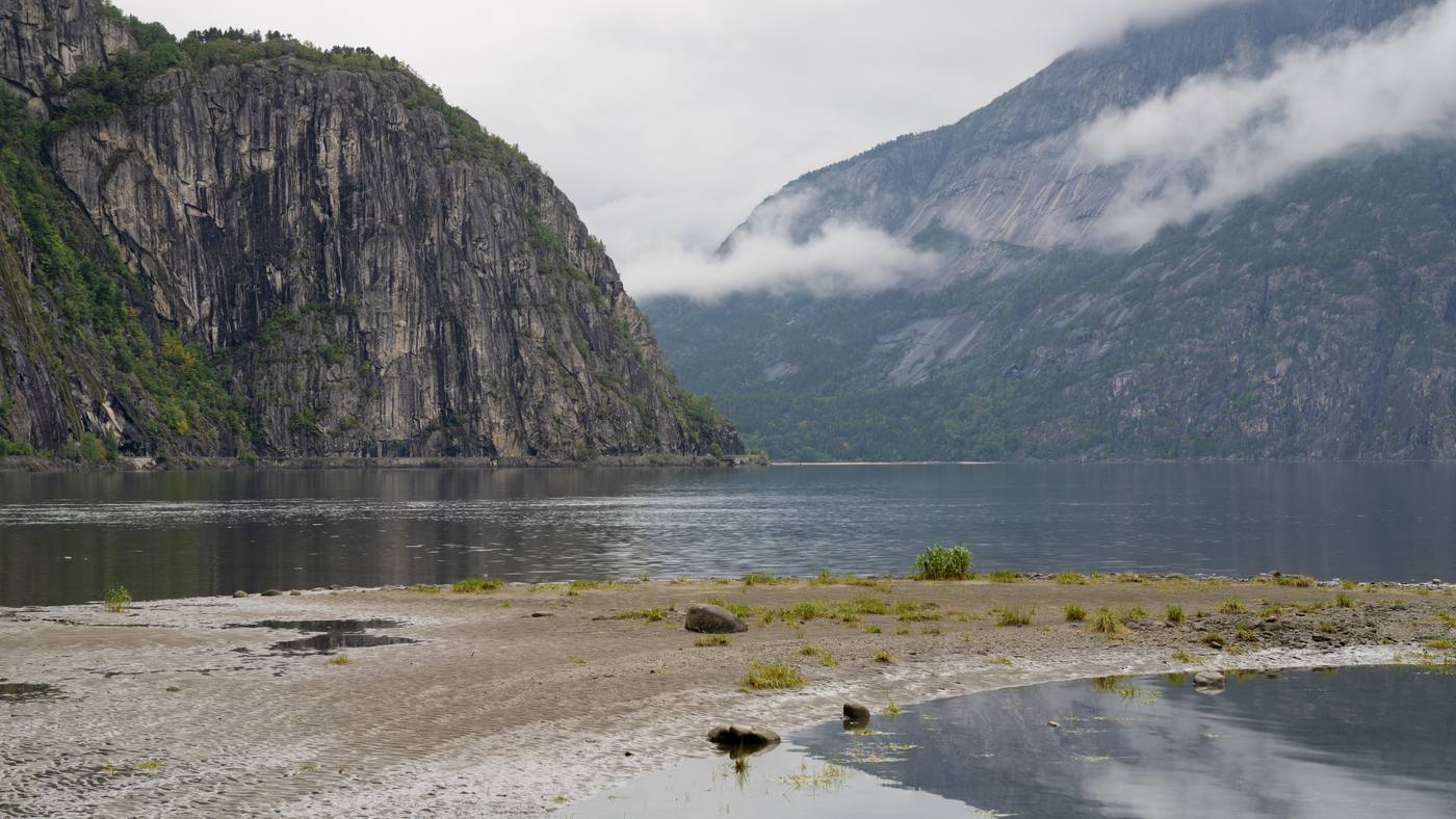 Strome, wygładzone przez lodowiec zbocza opadające do wody w dolinie Eidfjord