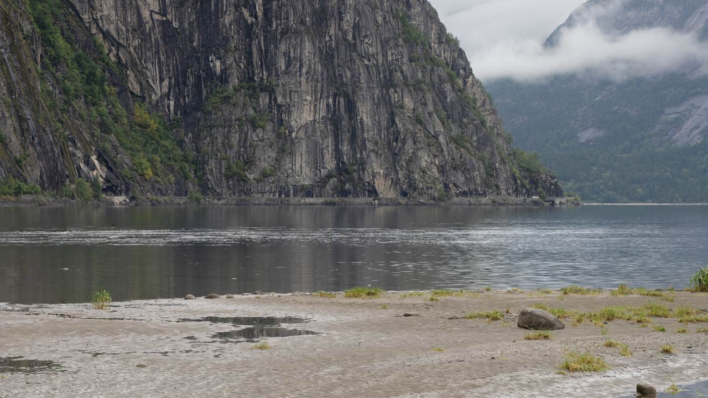 Pionowa ściana skalna opadająca wprost do wody w dolinie Eidfjord