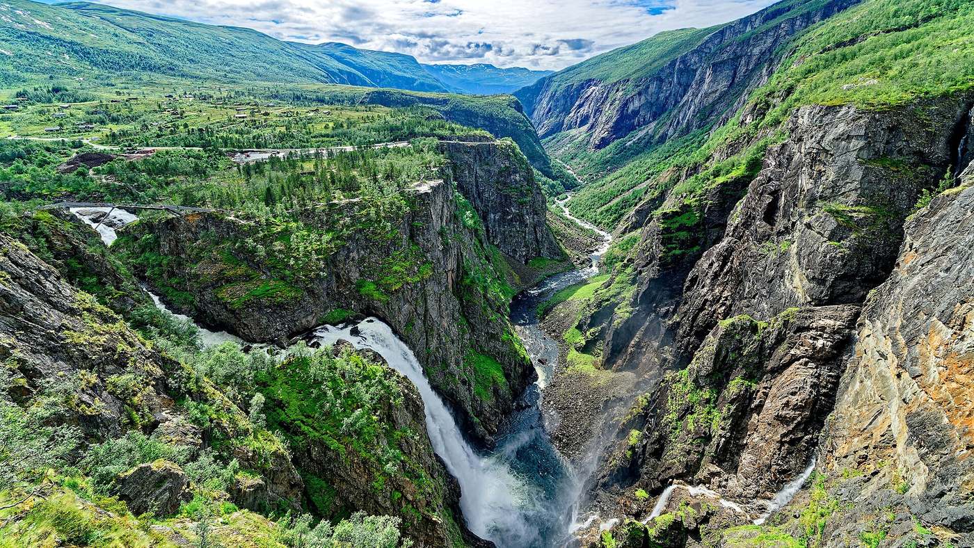 Wodospad Vøringsfossen spadający do zielonej doliny Måbødalen niedaleko Eidfjord