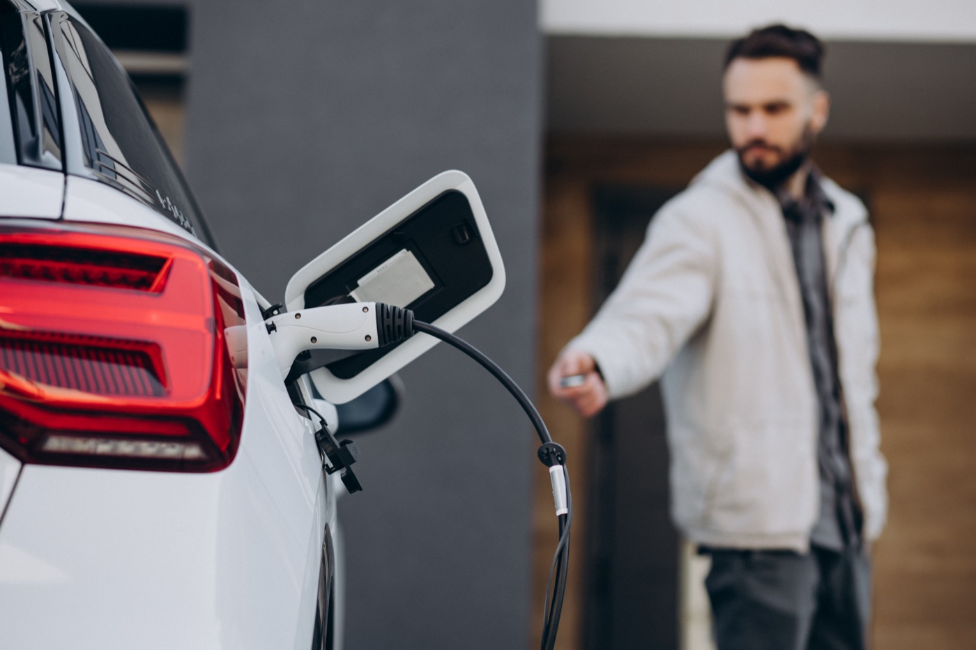Ładowanie samochodu elektrycznego przy domu w Skandynawii