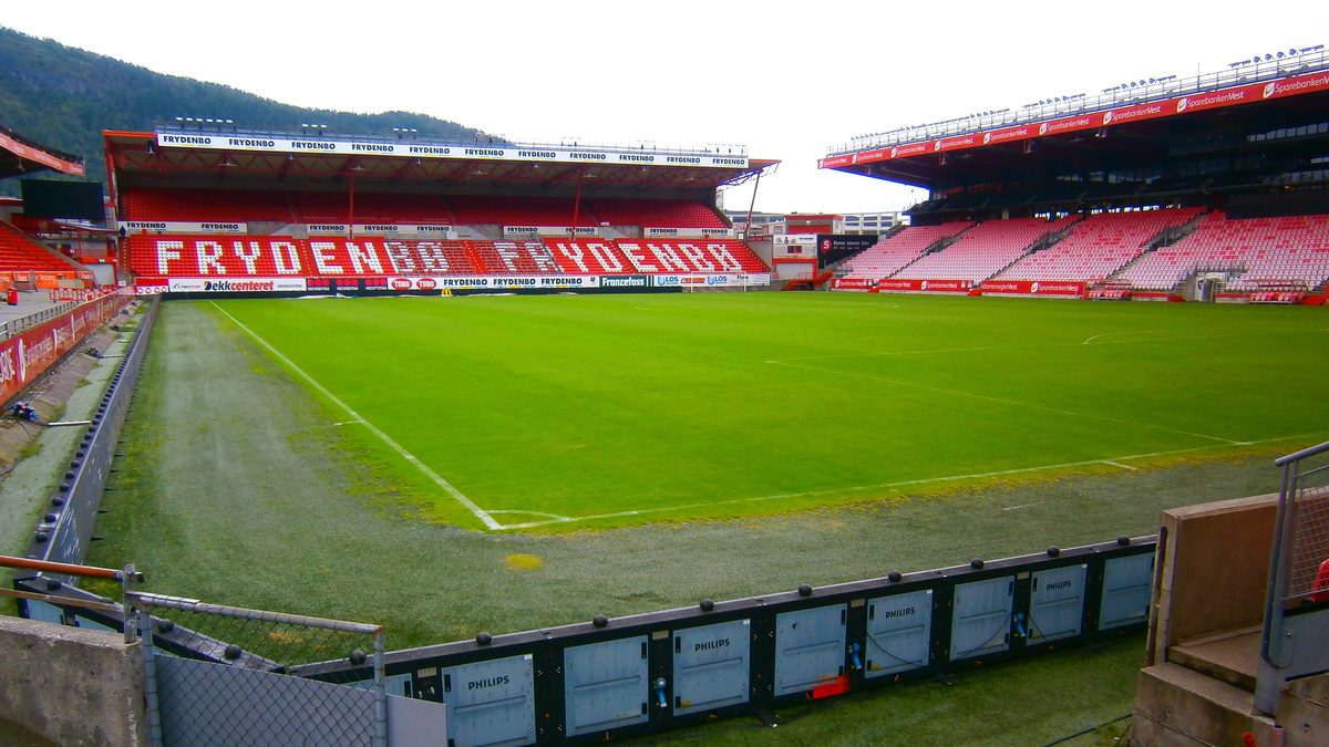 Brann Stadion w Bergen – czerwone trybuny i boisko