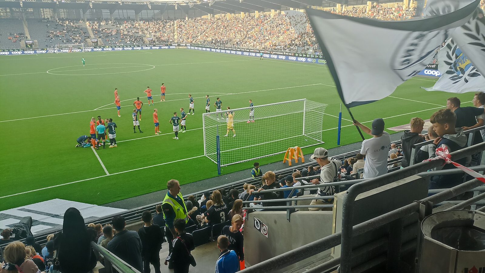 Mecz na stadionie Vikinga w Stavanger, kibice na trybunach
