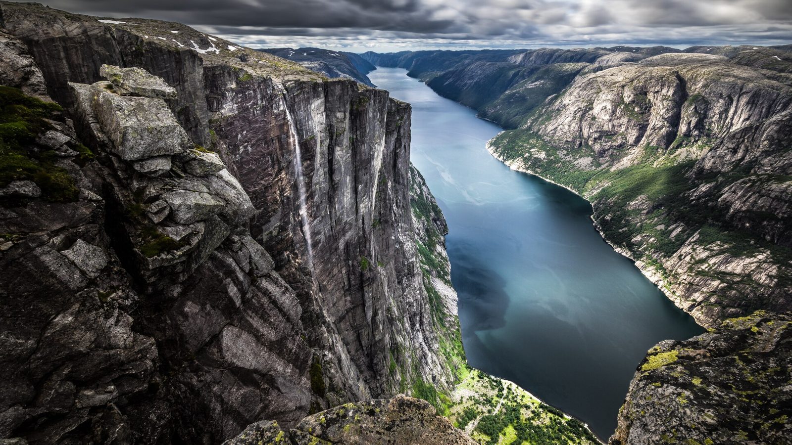 Widok z Kjerag na Lysefjord i pionowe ściany skalne