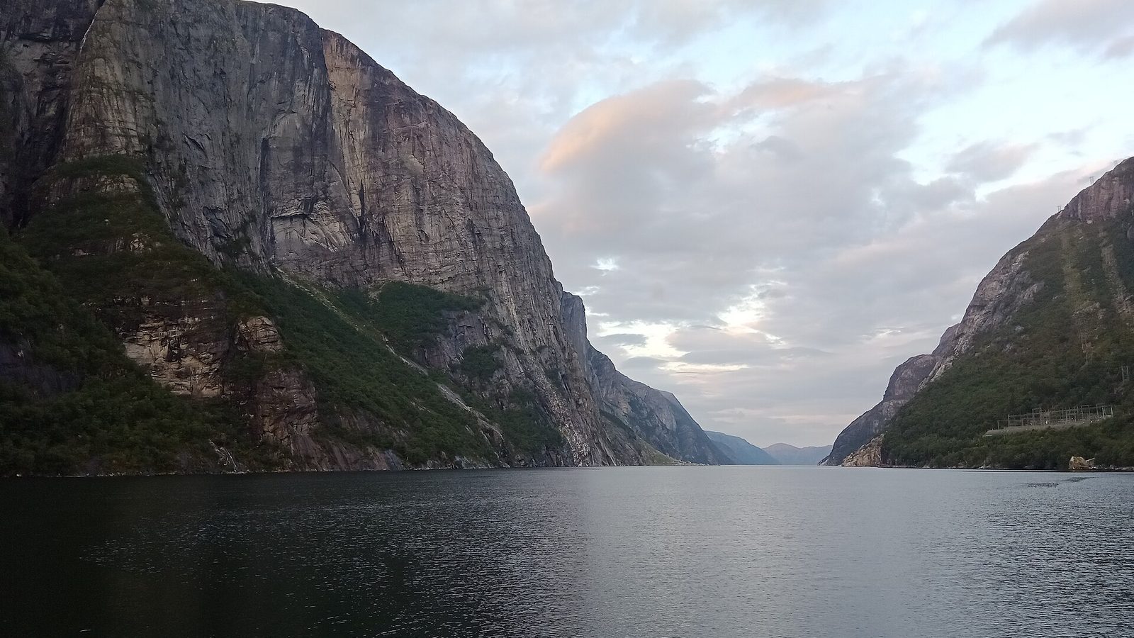 Koniec Lysefjordu w Lysebotn otoczony stromymi ścianami