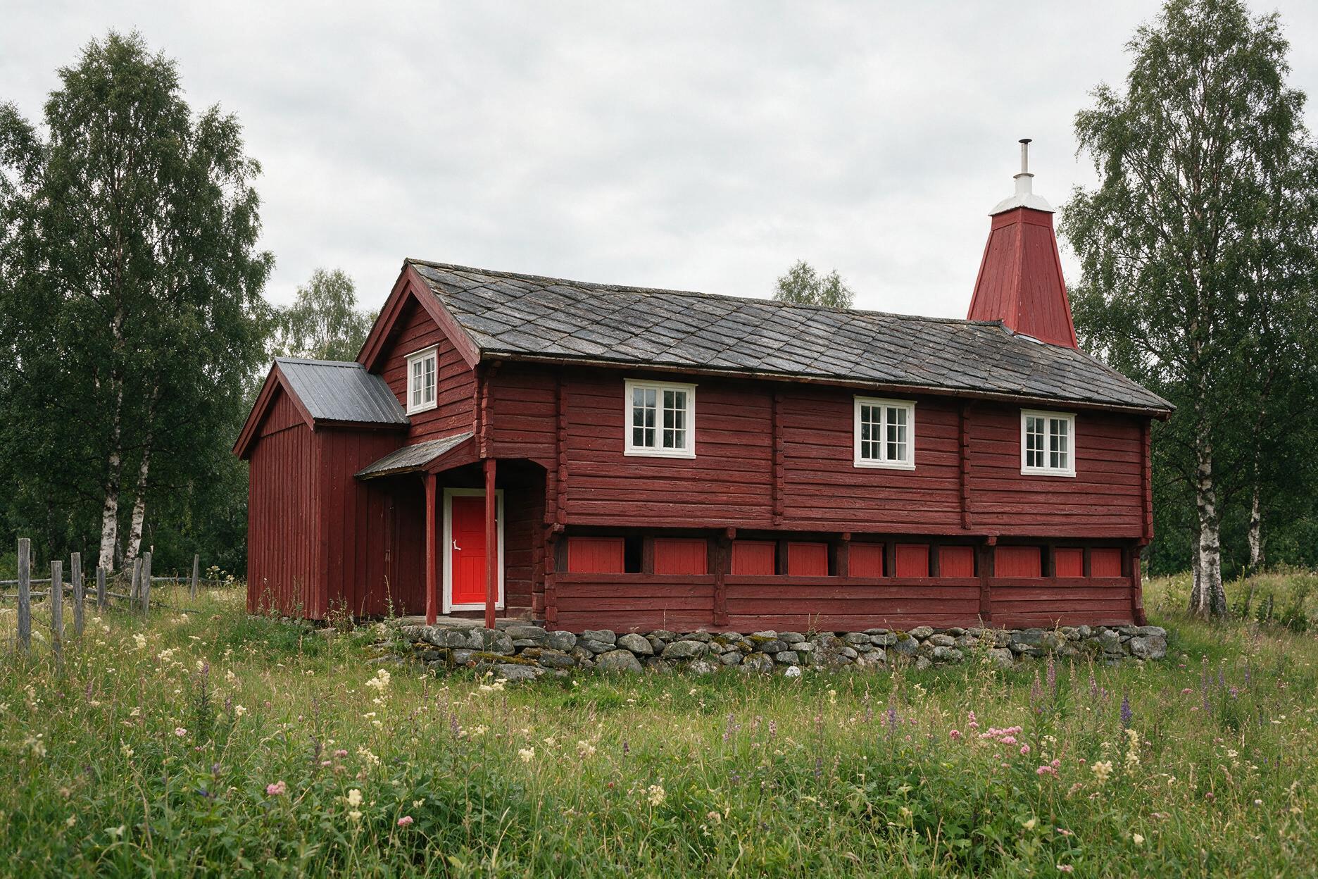 Czerwony tradycyjny drewniany dom w norweskim krajobrazie