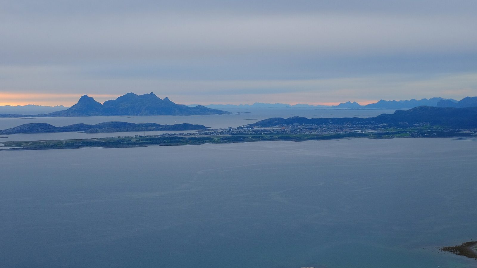 Wody wokół Bodø z lotu ptaka, w tle szczyty wyspy Landegode