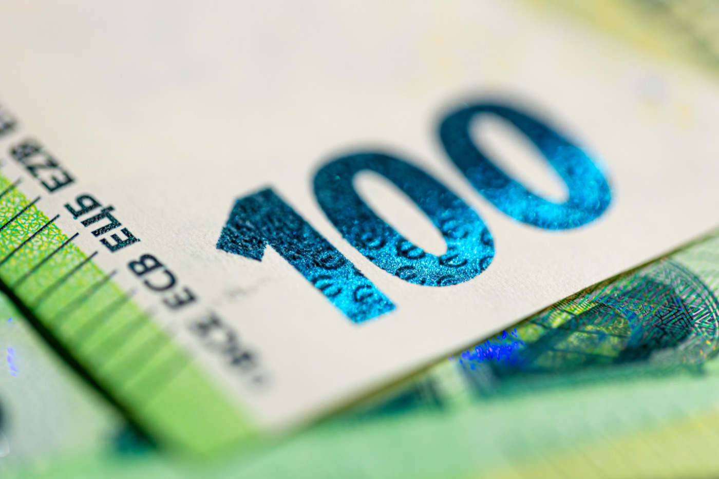 Zbliżenie na banknot euro – finanse i kursy walut