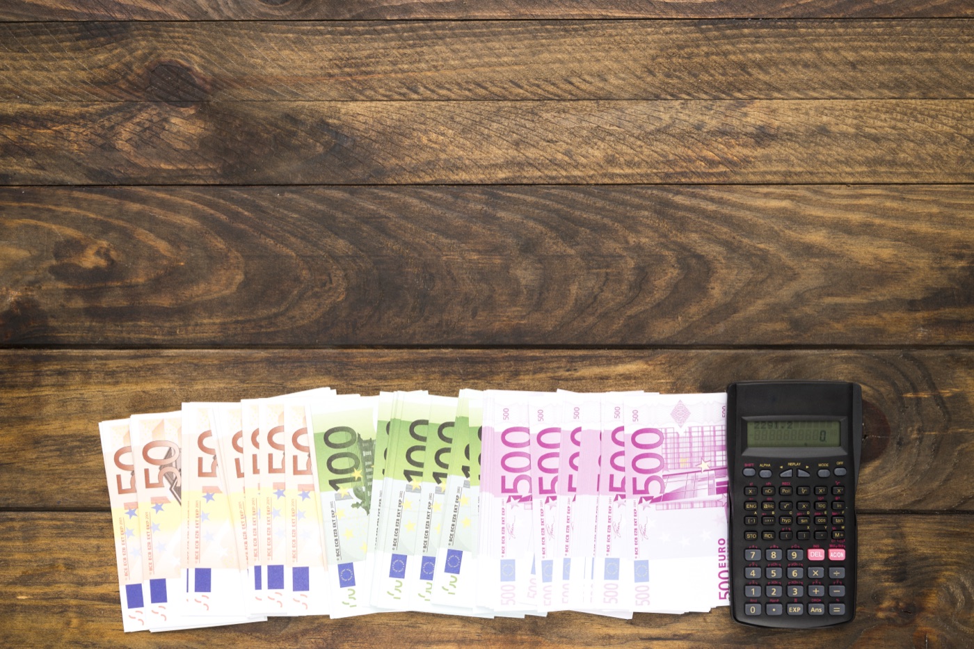 Kalkulator i banknoty – planowanie finansów i wymiana walut