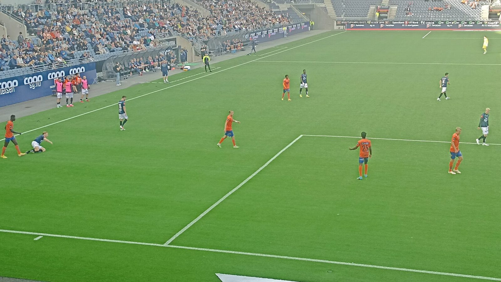 Mecz na stadionie Vikinga w Stavanger, pełne trybuny
