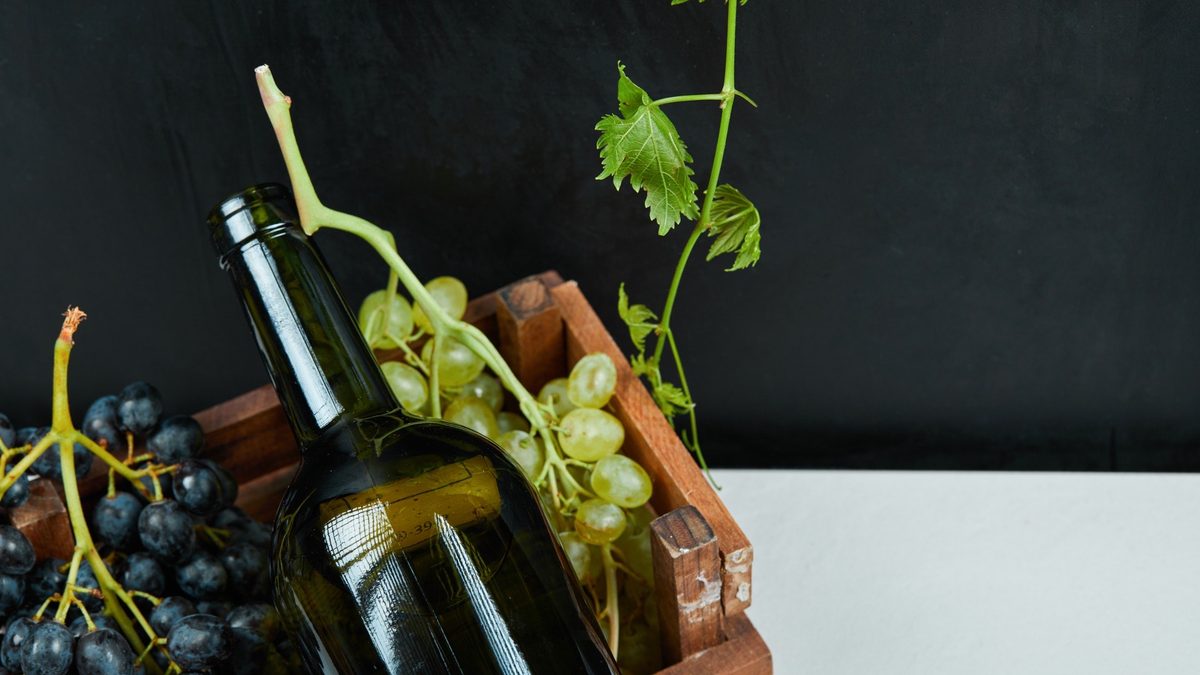 Butelka wina i winogrona – limity alkoholu w Norwegii