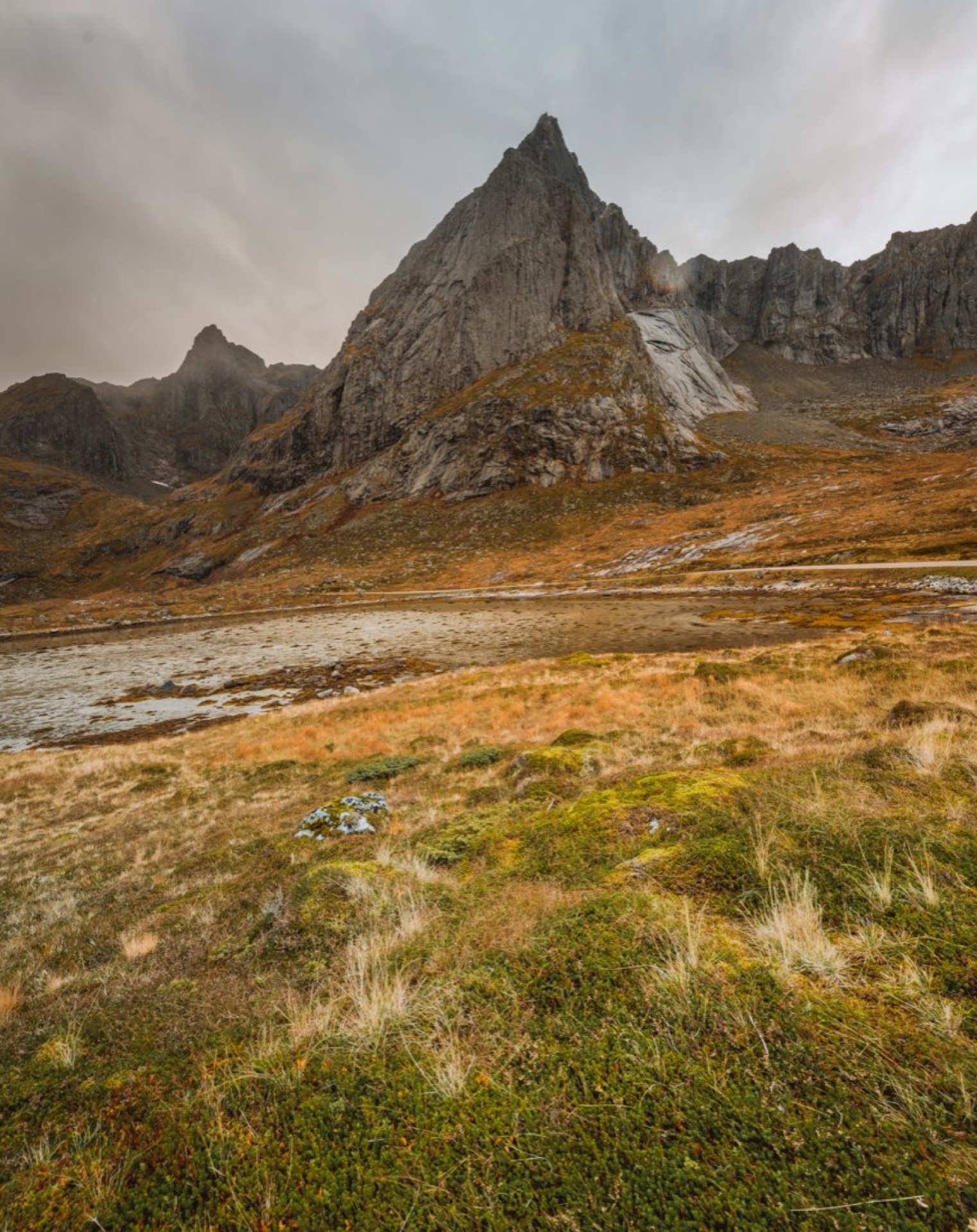 Skalisty szczyt na wyspie Flakstadøya, Lofoty