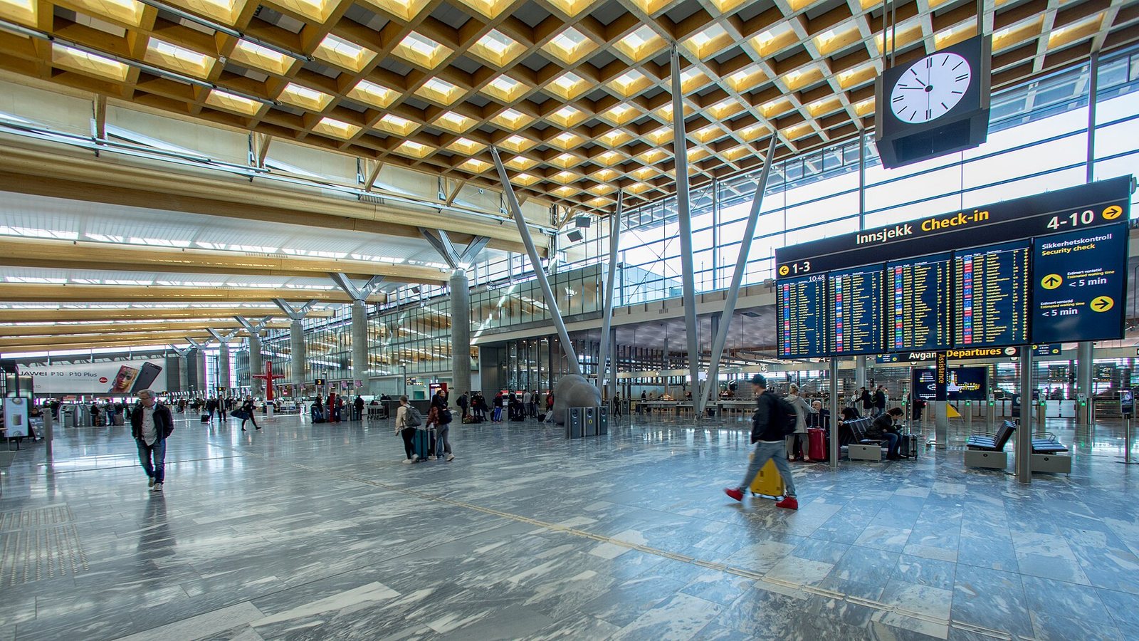 Hala odlotów na lotnisku Oslo Gardermoen z tablicą odlotów i stanowiskami odprawy