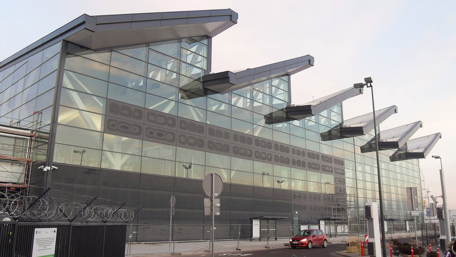 Szklana fasada terminalu T2 lotniska im. Lecha Wałęsy w Gdańsku
