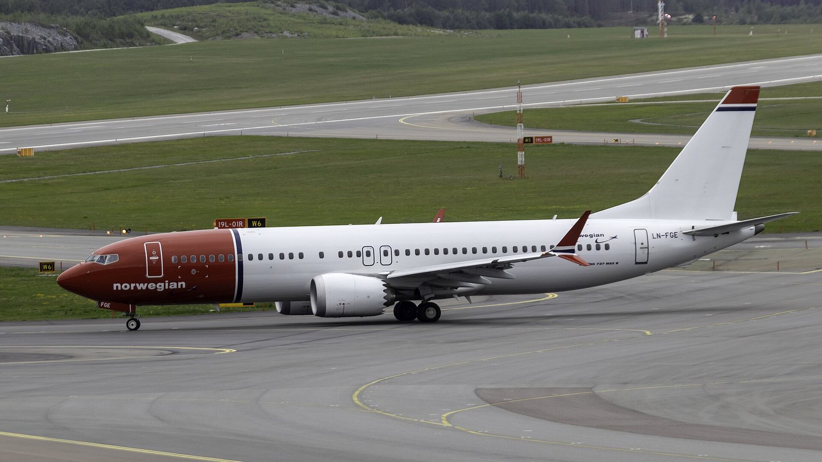 Boeing 737 MAX linii Norwegian na drodze kołowania