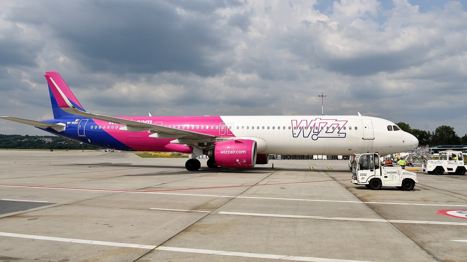 Samolot Airbus A321neo linii Wizz Air na płycie lotniska w Krakowie