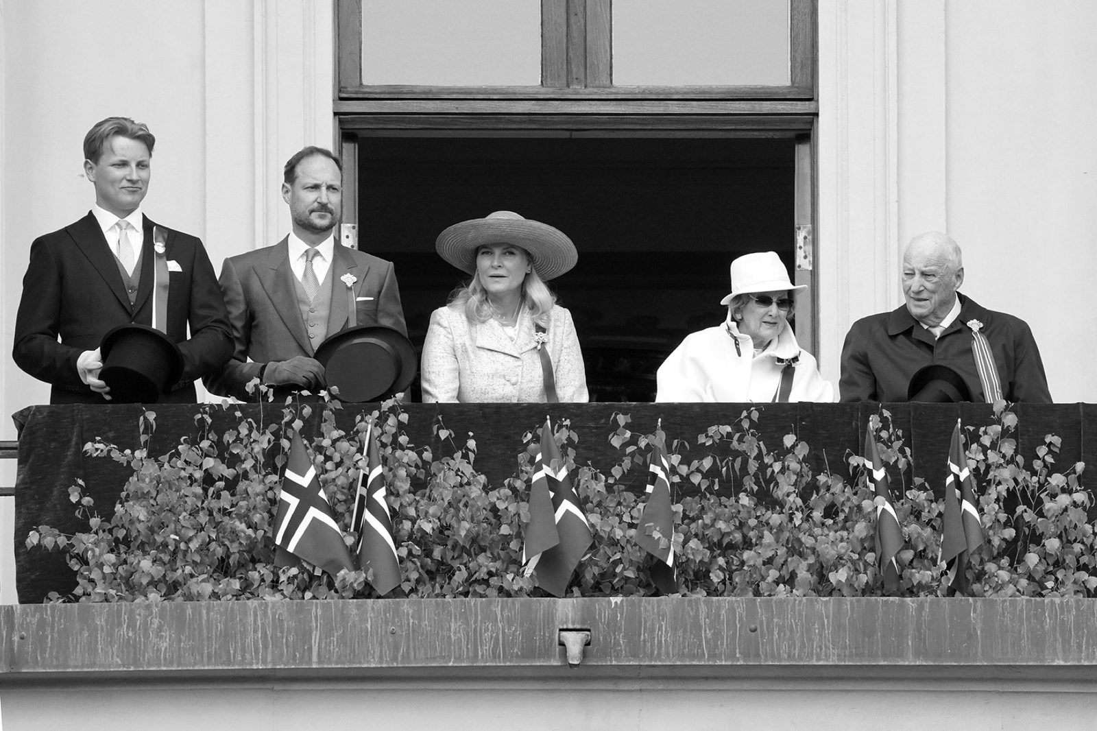 Norweska rodzina królewska na balkonie Pałacu Królewskiego w Oslo