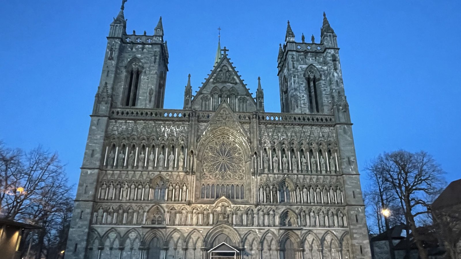 Zachodnia fasada katedry Nidaros w Trondheim wieczorem
