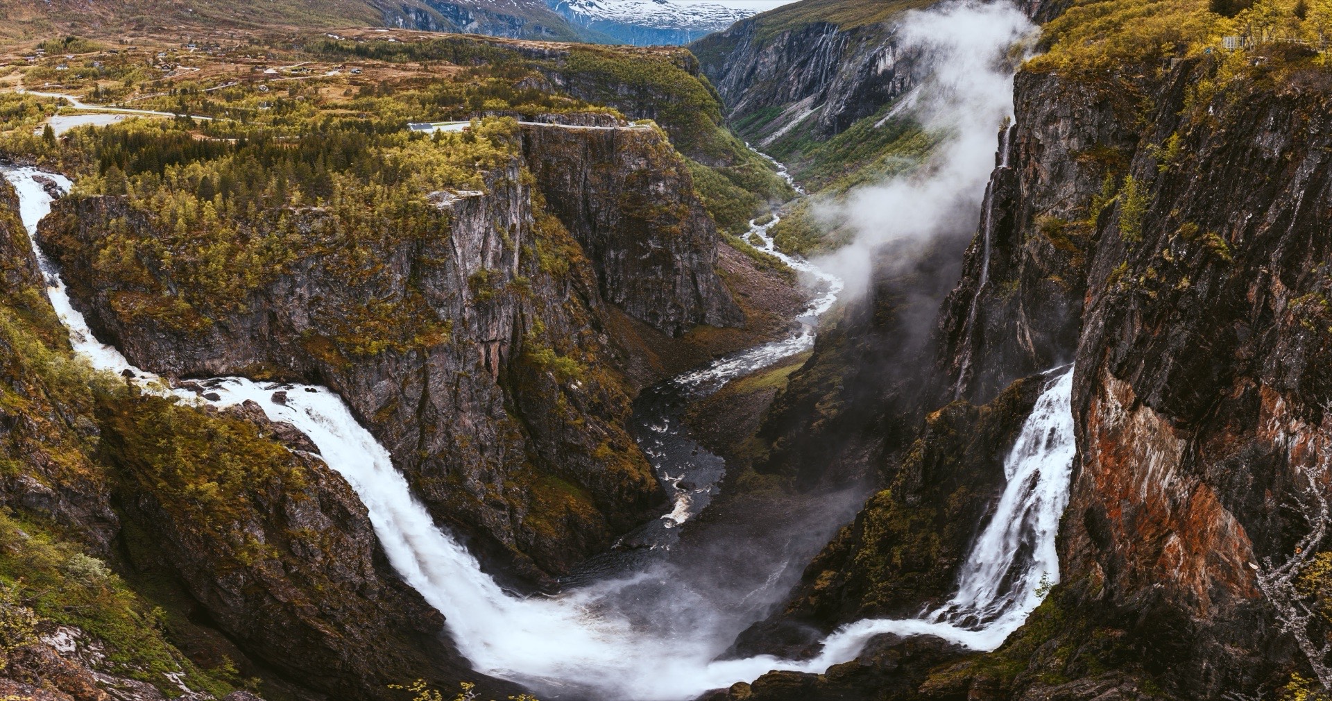 Lotnicze ujęcie wodospadów i gór w Norwegii