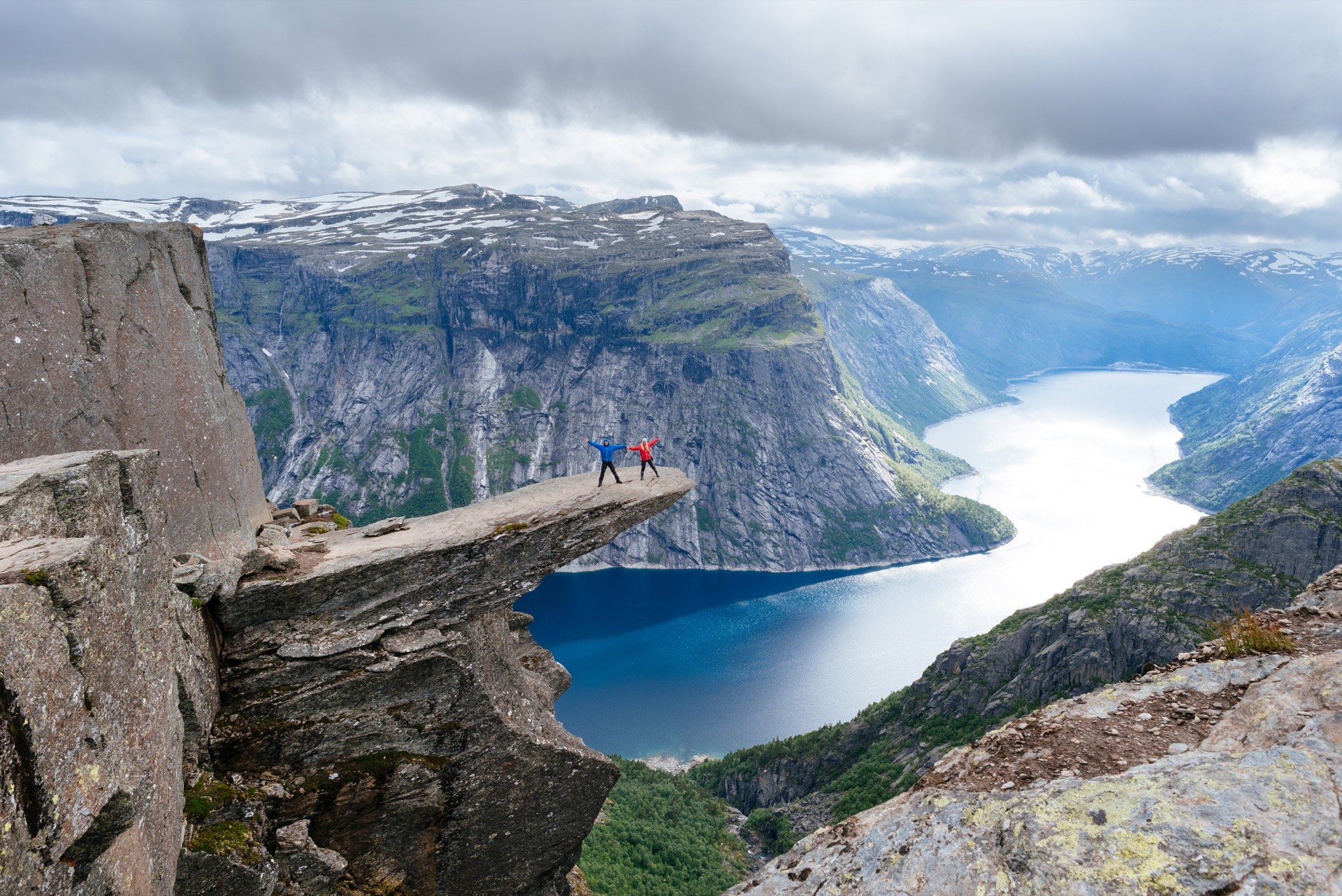 Para turystów na Trolltundze w Norwegii