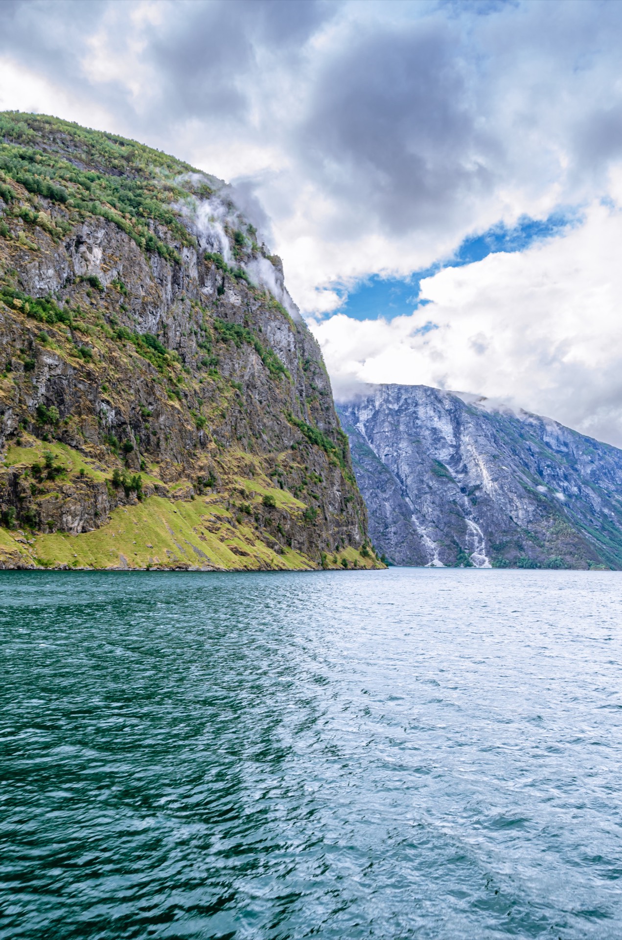 Krajobraz fiordu w hrabstwie Vestland – Norwegia latem