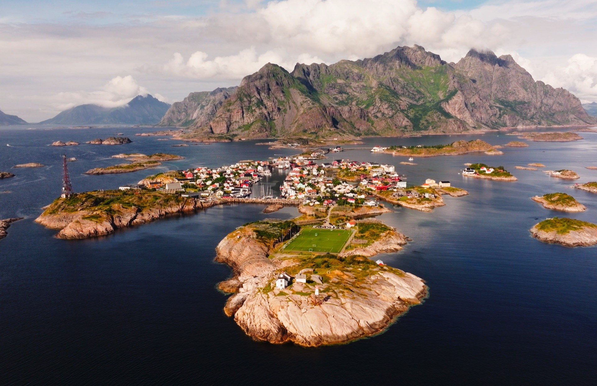 Boisko piłkarskie i latarnia morska na Wyspach Lofoten w Norwegii