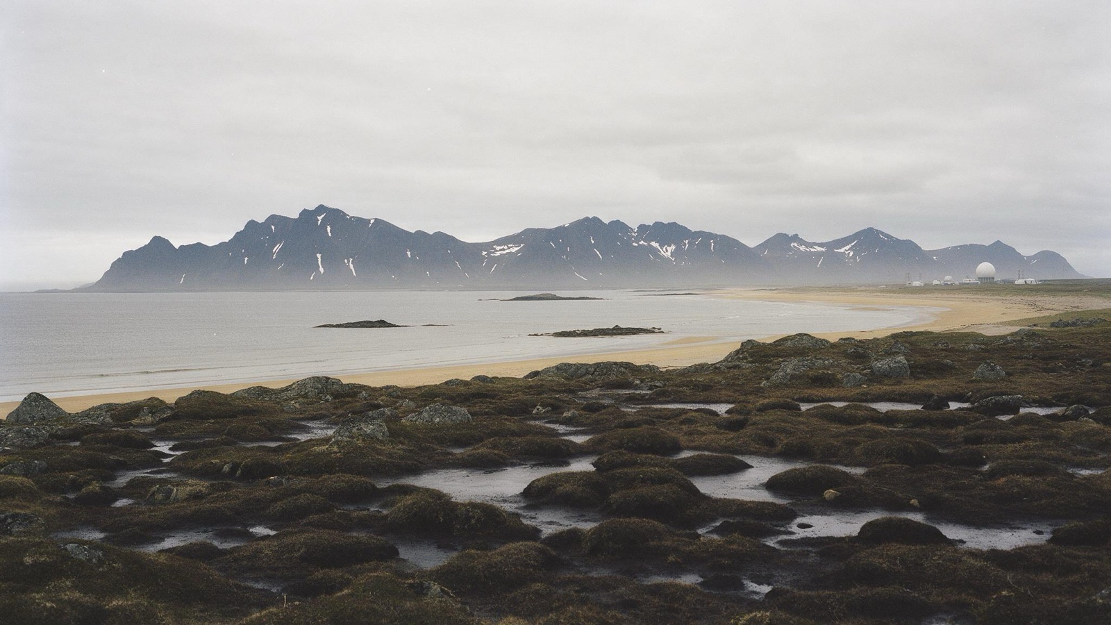 Wybrzeże wyspy Andøya w archipelagu Vesterålen z instalacjami technicznymi w tle